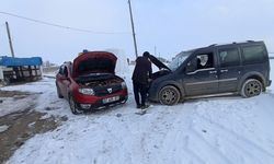 Akyaka’da hareket halindeki aracın aküsü boşaldı