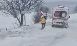 Ambulansa yol açan iş makinesi kara saplandı