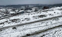 Arnavutköy beyaza büründü, çocuklar yokuştan poşetlerle kaydı