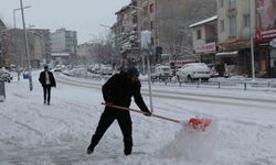 Erzurum’da kar yağışı ilçeleri adeta felç etti