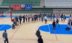 Futsal finalinde kazanan ve kaybeden takımlar halayda buluştu