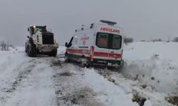 Hasta almaya giderken kara saplanan ambulansı ekipler kurtardı