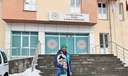 Karla kaplı yolda işine snowbordla kayarak gitti