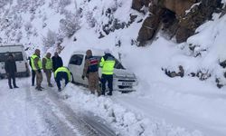 Karlı yolda mahsur kalan vatandaşların imdadına Mehmetçik yetişti