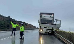 Kontrolden çıkan kamyon bariyere çarptı, uçurumdan uçtuğu zanneden sürücü araçtan atladı