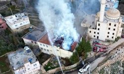 Mardin’de bir okulun çatısında çıkan yangın söndürüldü