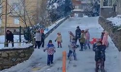 Pendik’te karın temizlenmesini istemeyen çocuklar kar küreme aracını kar topu ile püskürttü