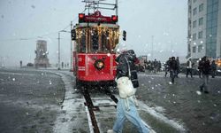 Taksim’de akşam saatlerinde kar yağışı etkili oldu