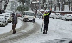 Trafik polisinden buzlu yolda düdüklü, kürekli müdahale