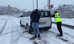 Yolda kalan araçları vatandaşlar iterek kurtardı