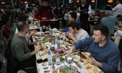 Adana’da ilk iftarda kebapçılar doldu taştı