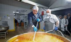 Başkan Tugay aşevinde yemek hazırlığına katıldı