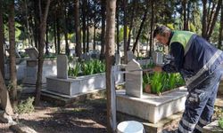 İzmir’de bayram öncesi mezarlıklara özel bakım