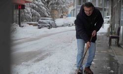 Mart kapıdan baktırdı: Bayburt güne 15 santimetreyi bulan karla uyandı