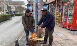 (ÖZEL) Dün kısa kollu ile gezen vatandaşlar bugün ateş başında ısınmaya çalıştı