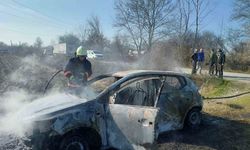 Tarlaya çektiği otomobilde kendini yakmaya çalıştı