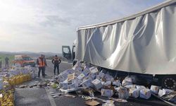 Tırdan devrilen yağ dolu tenekeler araç trafiğini aksattı