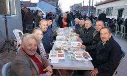 Yeşiltepe mahalle muhtarı mahalle sakinlerine iftar yemeği verdi