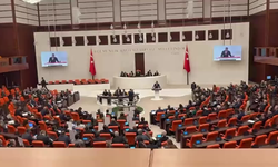 TBMM Genel Kurulu gergin başladı... CHP grubu Ekrem İmamoğlu'nun resimlerini sıralarına koydu