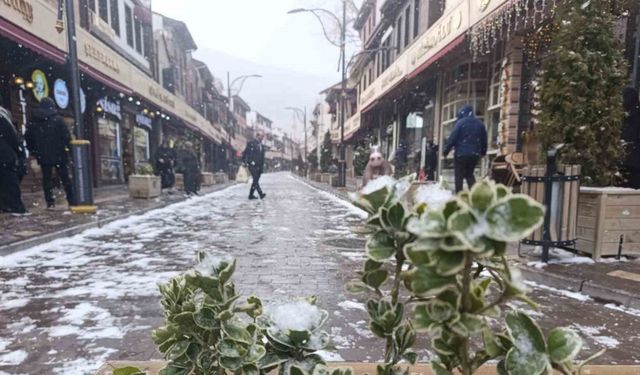 Afyonkarahisar’da kar yağışı etkisini göstermeye başladı