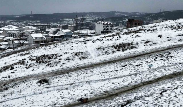 Arnavutköy beyaza büründü, çocuklar yokuştan poşetlerle kaydı