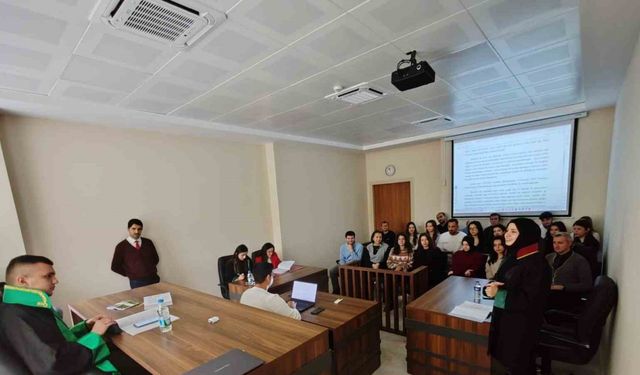 Hukuk Fakültesi öğrencileri kurgusal mahkemede eğitim alıyor