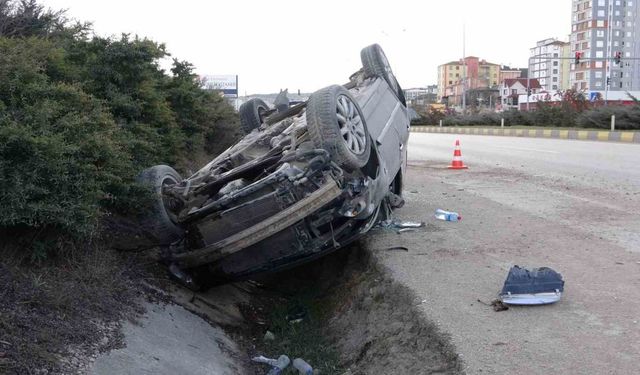 Otomobil takla attı, 2 kişi küçük sıyrıklarla araçtan çıktı