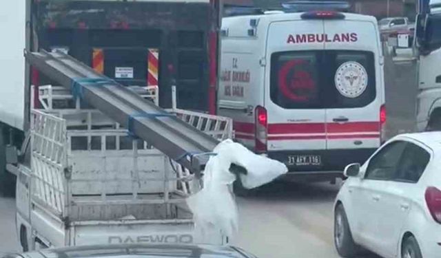 Trafikte ilerlemekte güçlük çeken ambulansın zor anları