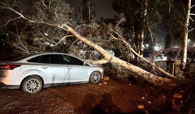 Hatay’da şiddetli fırtına etkisini hissettirdi