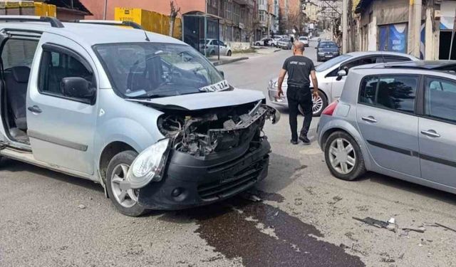 Karabük’te hafif ticari araç ile otomobil çarpıştı: 2 yaralı