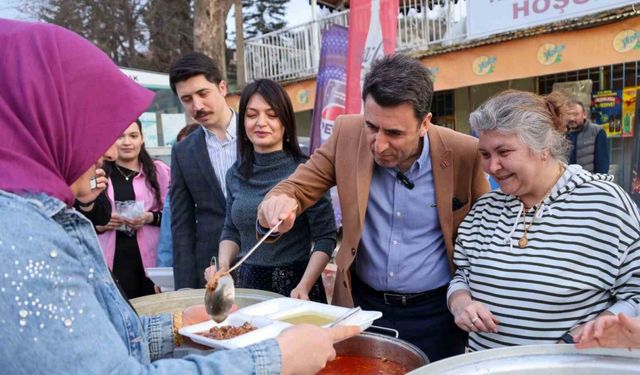 Karaköy’de vatandaşlarla bir araya geldi