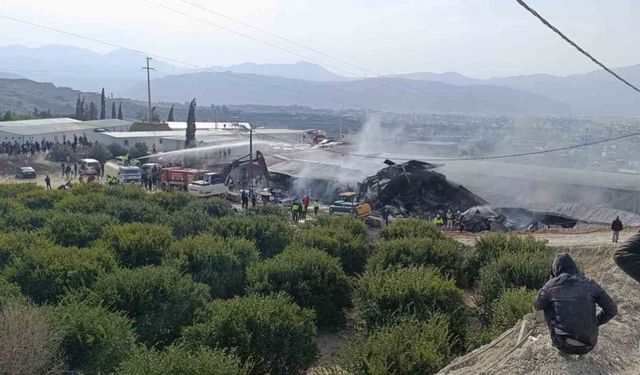 Konteyner işçi yatakhanesi alevlere teslim oldu