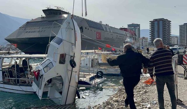 Kuvvetli fırtınayla alabora olan tekne vinçle kurtarıldı