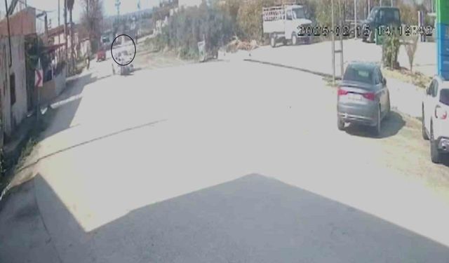 Otomobille kafa kafaya çarpışan motosiklet sürücüsü metrelerce havaya uçtu: O anlar kamerada