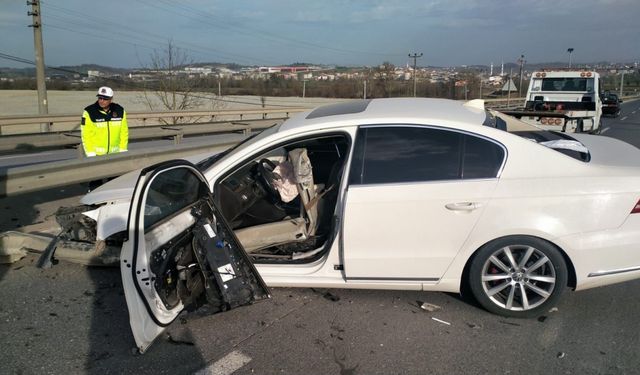 Sakarya’da bariyer otomobilin içine girdi