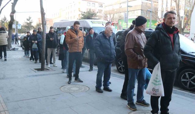 Sakarya’da ilk iftar gününde pide kuyruğu