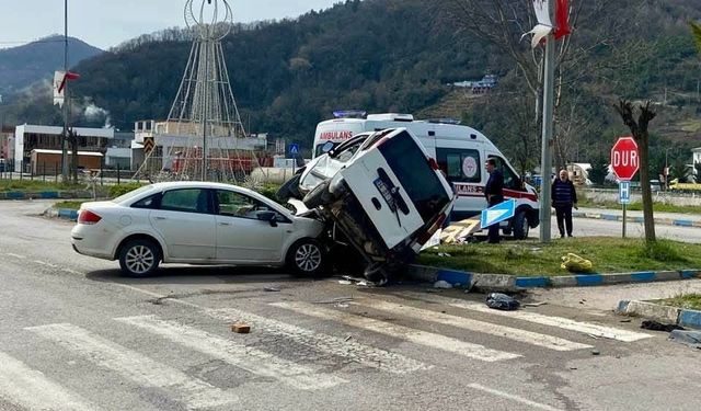 Sinop’ta otomobil hafif ticari araca çarptı: 1 yaralı