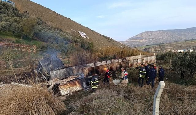 Tır, yol kenarındaki barakaya dalıp alevlere teslim oldu: 1 ölü, 1 yaralı