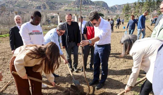 Üniversite öğrencileriyle birlikte fidan dikti