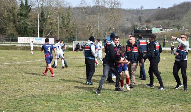 Yeşil saha boks ringine döndü: Tekme, yumruk ve küfürler havada uçuştu