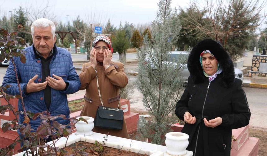 Diyarbakır’da depremde hayatını kaybedenler kabirleri başında anıldı