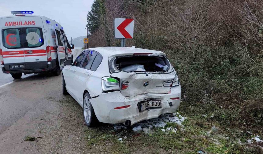 Kastamonu’da kamyonet otomobile çarptı: 3 yaralı