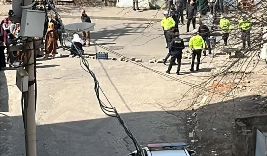 Bingöl’de su sorununu yolu trafiğe kapatarak protesto ettiler