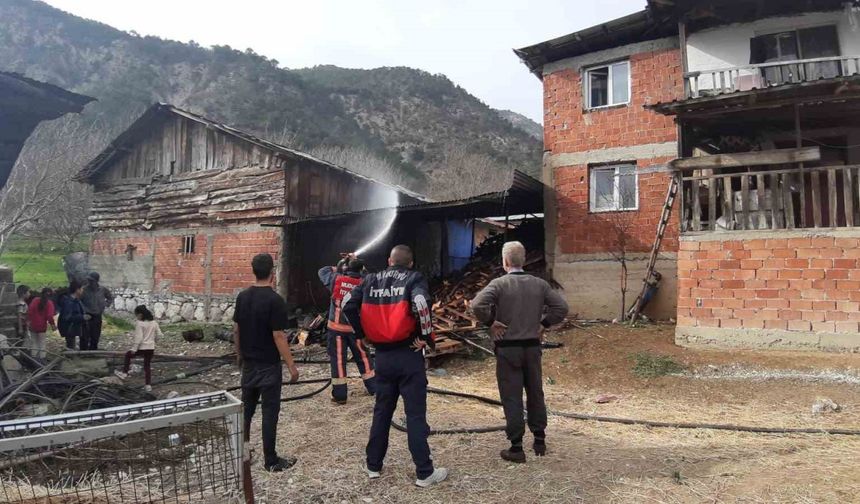 Odunluk yangını büyümeden söndürüldü